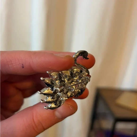 Elegant Crystal Swan Brooch pin - Picture 4 of 5